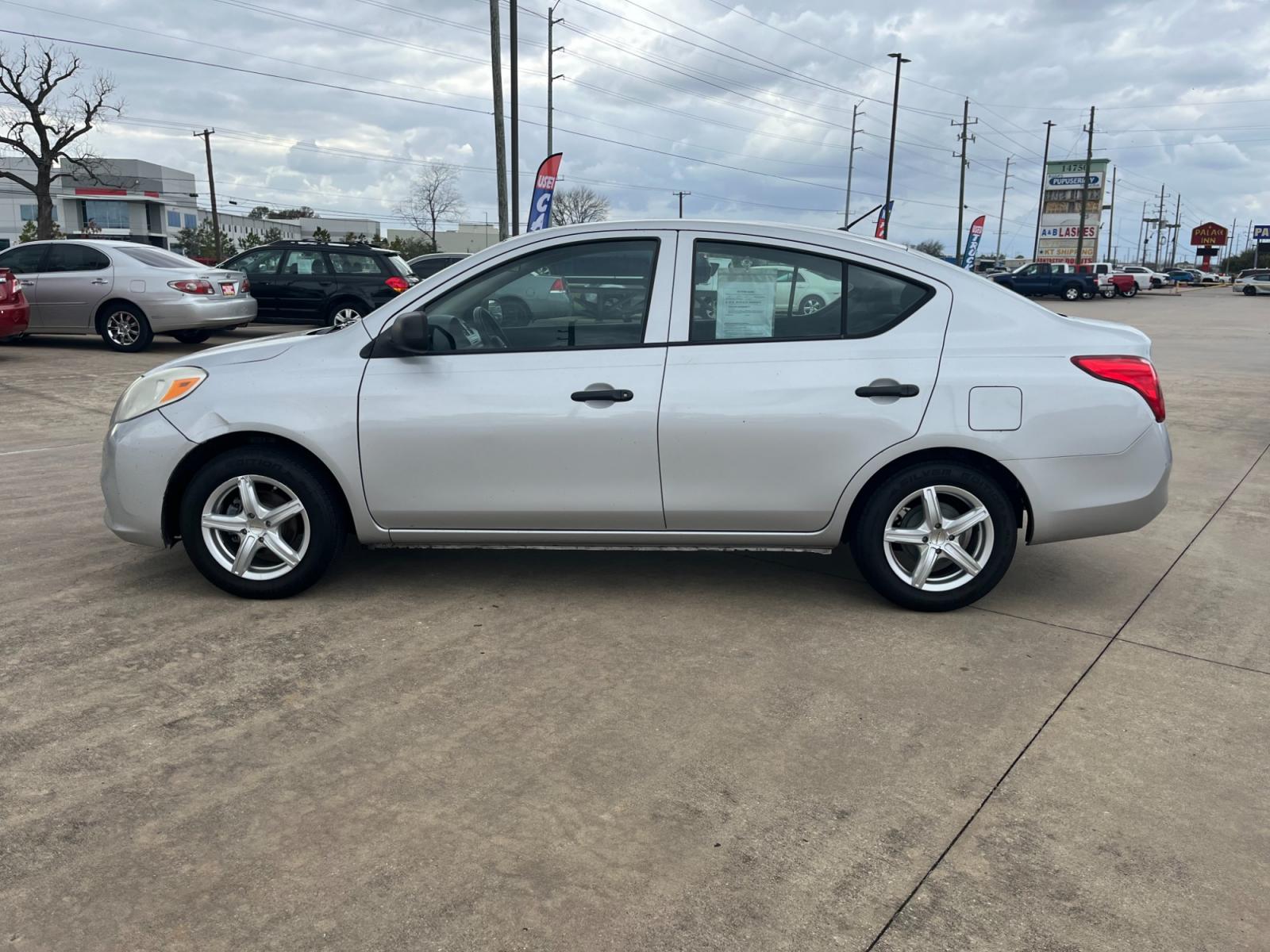 2014 SILVER /black Nissan Versa 1.6 S 5M (3N1CN7AP3EL) with an 1.6L L4 DOHC 16V engine, 5-Speed Manual transmission, located at 14700 Tomball Parkway 249, Houston, TX, 77086, (281) 444-2200, 29.928619, -95.504074 - Photo #3